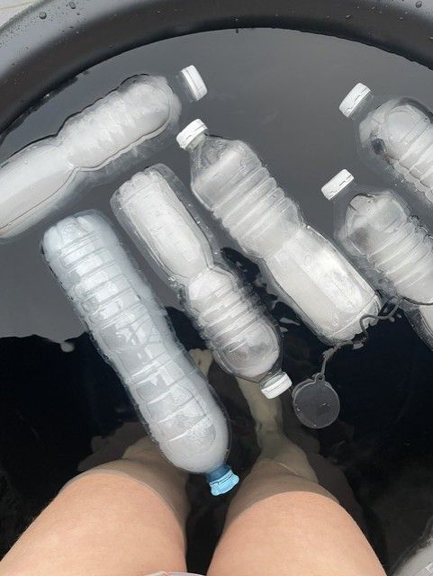 Bain froid avec des bouteilles gelées