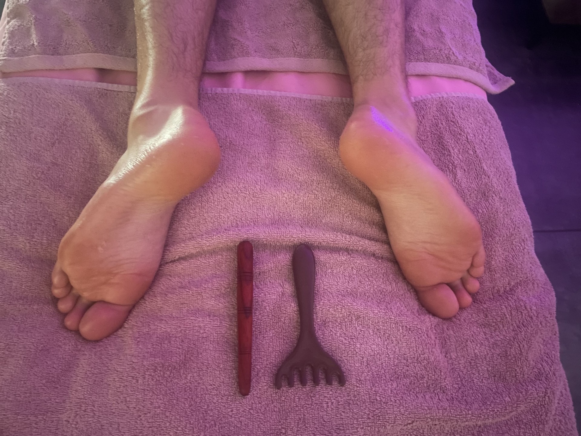 Séance de réflexologie plantaire, pieds installés confortablement