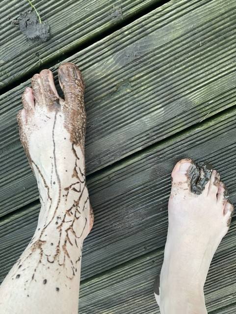 Pieds pleins de boue au jardin