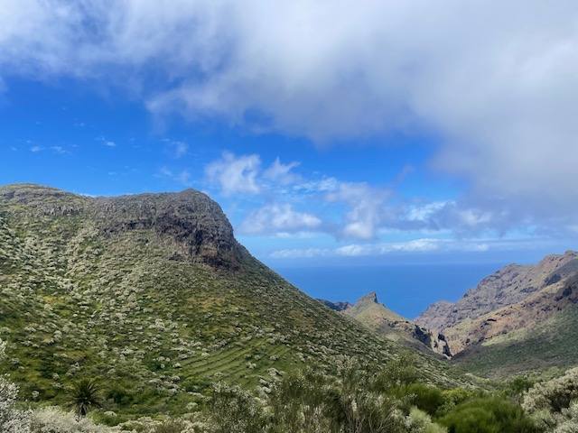 Cirque de montagne à Ténérife, ouvert sur la mer